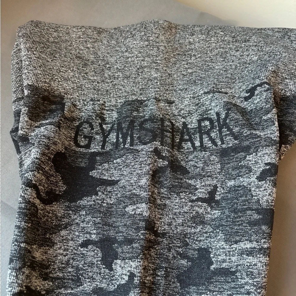 Gymshark  Camo seamless Leggings small EUC - Picture 2 of 6